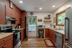 Køleskab, mikrobølgeovn, ovn, kogeplade