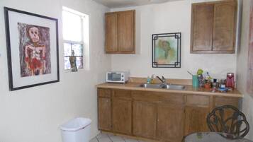 Réfrigérateur, micro-ondes, cafetiÚre/bouilloire, grille-pain