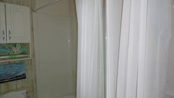 Ensemble douche/baignoire, sĂšche-cheveux, serviettes fournies, savon