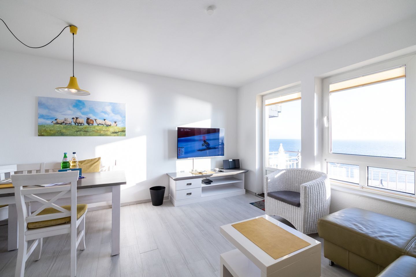 Télévision, lecteur de DVD, chaîne hi-fi