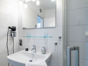 Douche, séchoir à cheveux, serviettes fournies