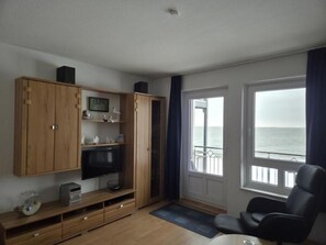 Televisie, een dvd-speler en een stereo