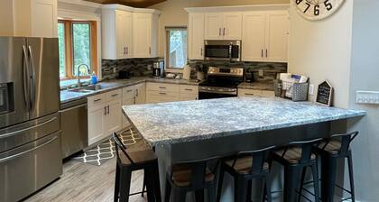 Modern Rustic Lake House- - ON SITE PONTOON RENTAL available!