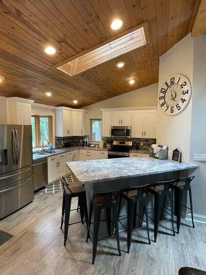 Modern Rustic Lake House- - ON SITE PONTOON RENTAL available!