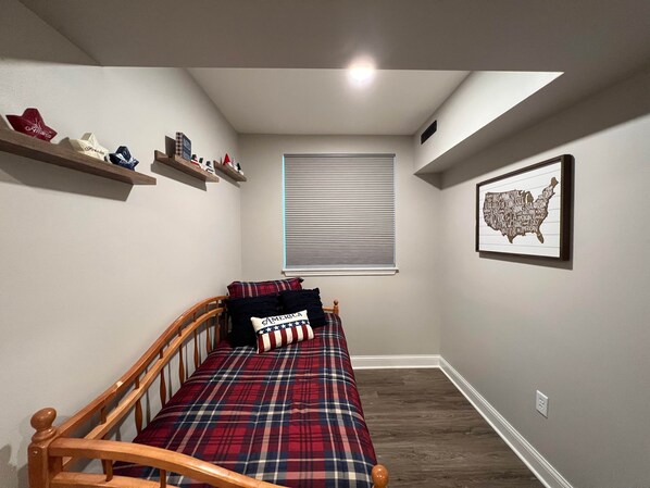 صورة غير مصنفة، 1 من 27، زرّ