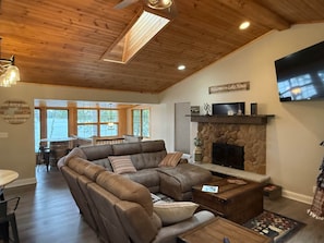 Smart TV - Lost in the Woods Lodge (Saint Germain)