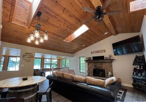 Smart TV - Lost in the Woods Lodge (Saint Germain)