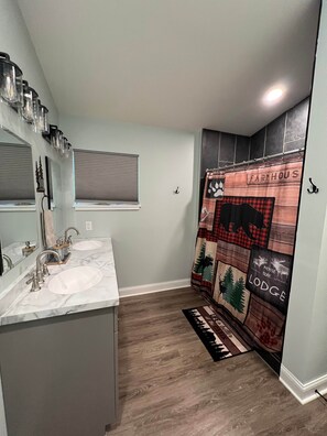 Douche, sèche-cheveux, serviettes fournies, savon