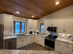 Fridge, microwave, oven, stovetop - Lost in the Woods Lodge (Saint Germain)