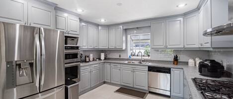 ثلاجة، ميكروويف، فرن، موقد طهي مسطح