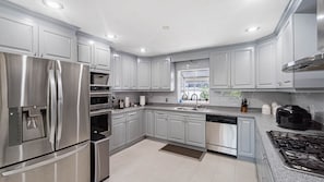 Refrigerador, microondas, horno y parrilla de estufa