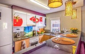 Jääkaappi, uuni, liesi, kahvin-/teenkeitin