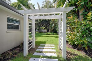Property grounds - Shanti Nivas 'Peaceful Abode' Sarasota Calling (Sarasota)