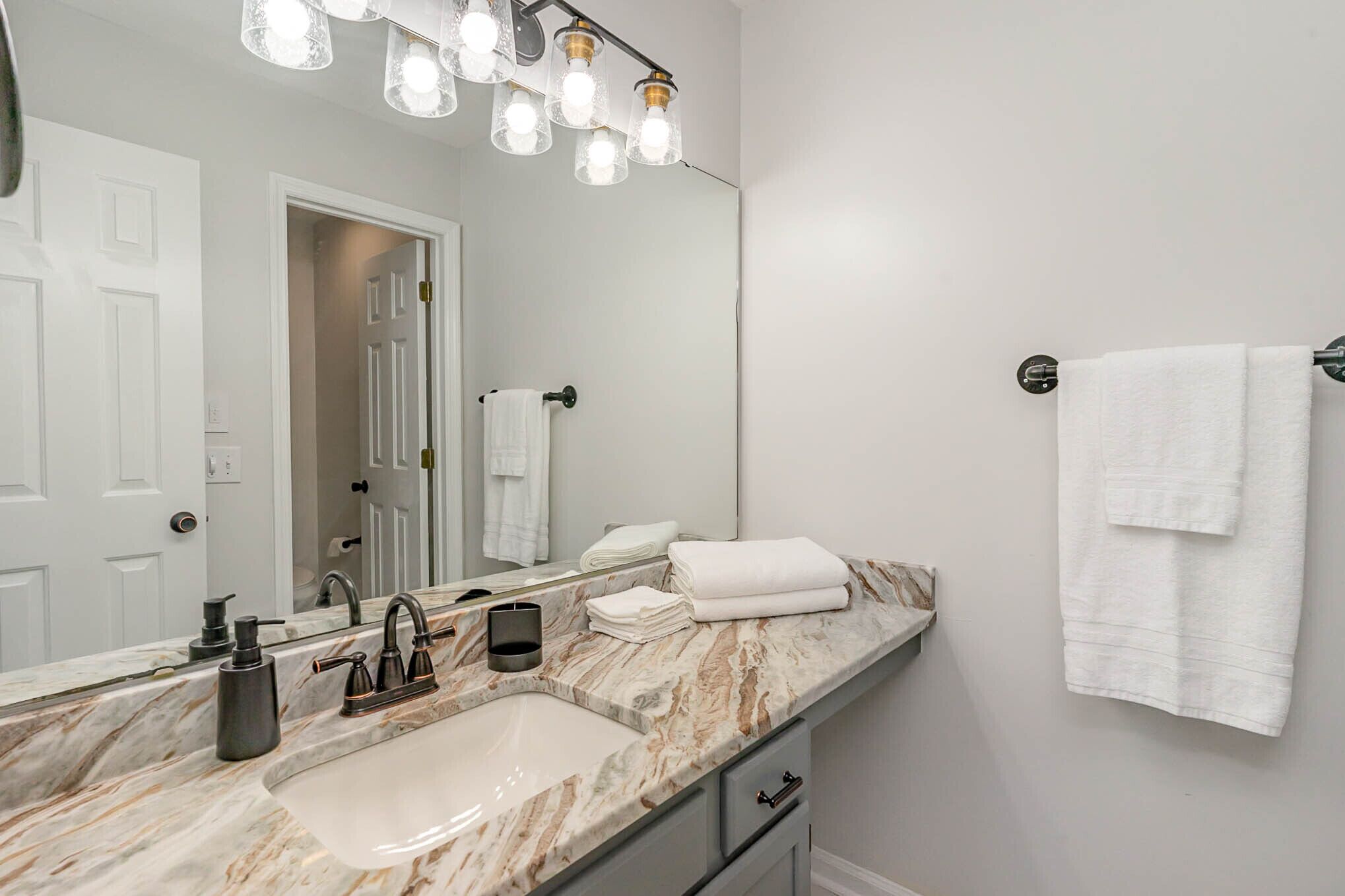 Peaceful views, 10-Minutes from the Ocean and all Amenities 