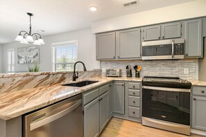 Frigorifero, microonde, forno, piano cottura