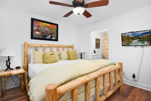 4 bedrooms, desk, iron/ironing board, free WiFi - Oktoberfest + Walk to Downtown Helen + Hot Tub (Helen)