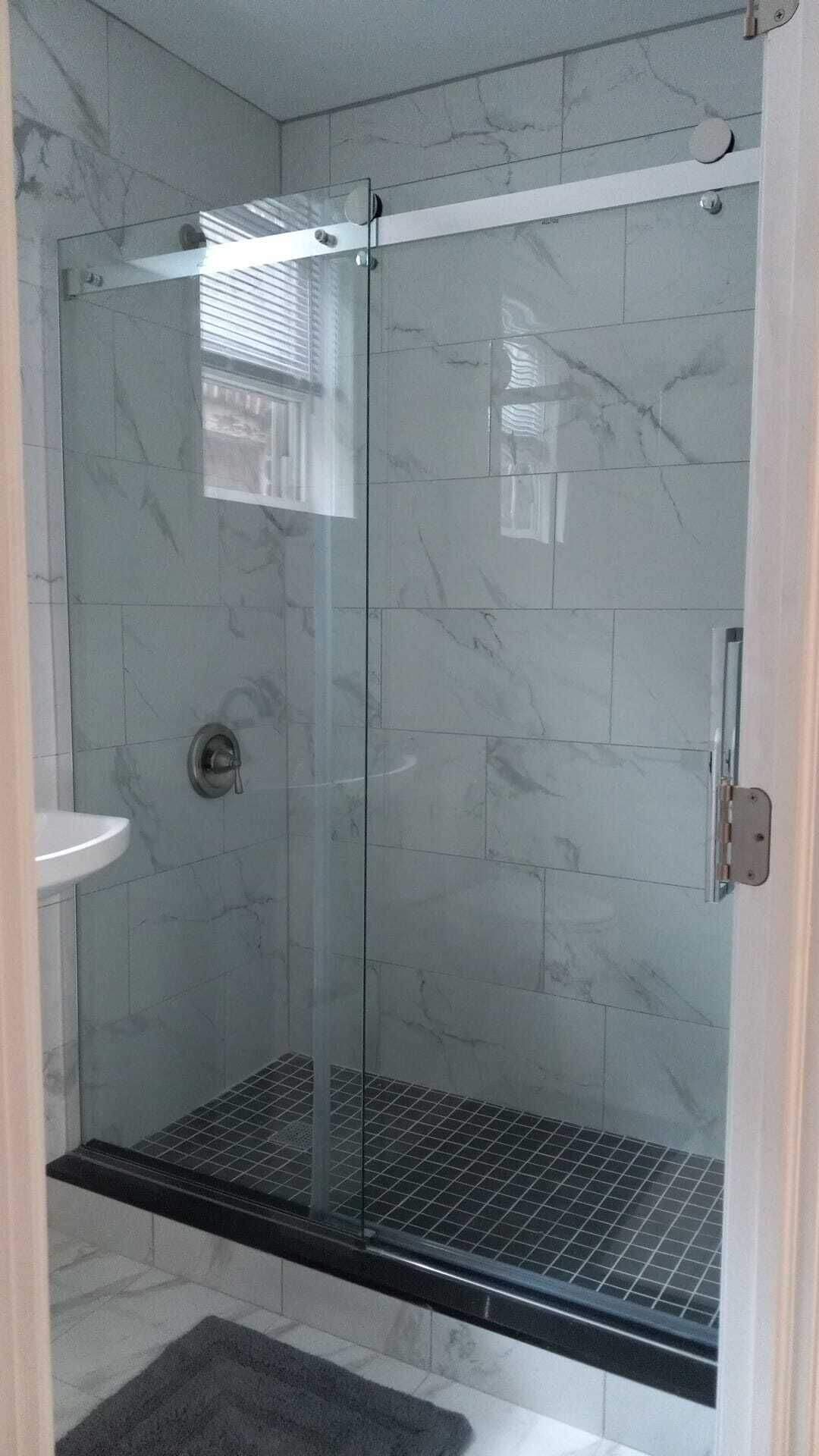 Suihku, hiustenkuivaaja, pyyhkeet, saippua