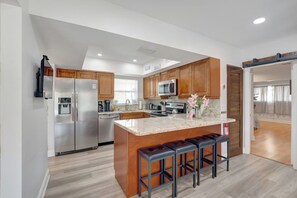 Fridge, microwave, oven, stovetop - Private Boca Paradise Heated Pool Quiet Area (Boca Raton)