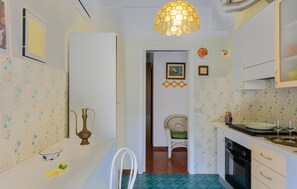 Refrigerador, parrilla de estufa y utensilios de cocina 