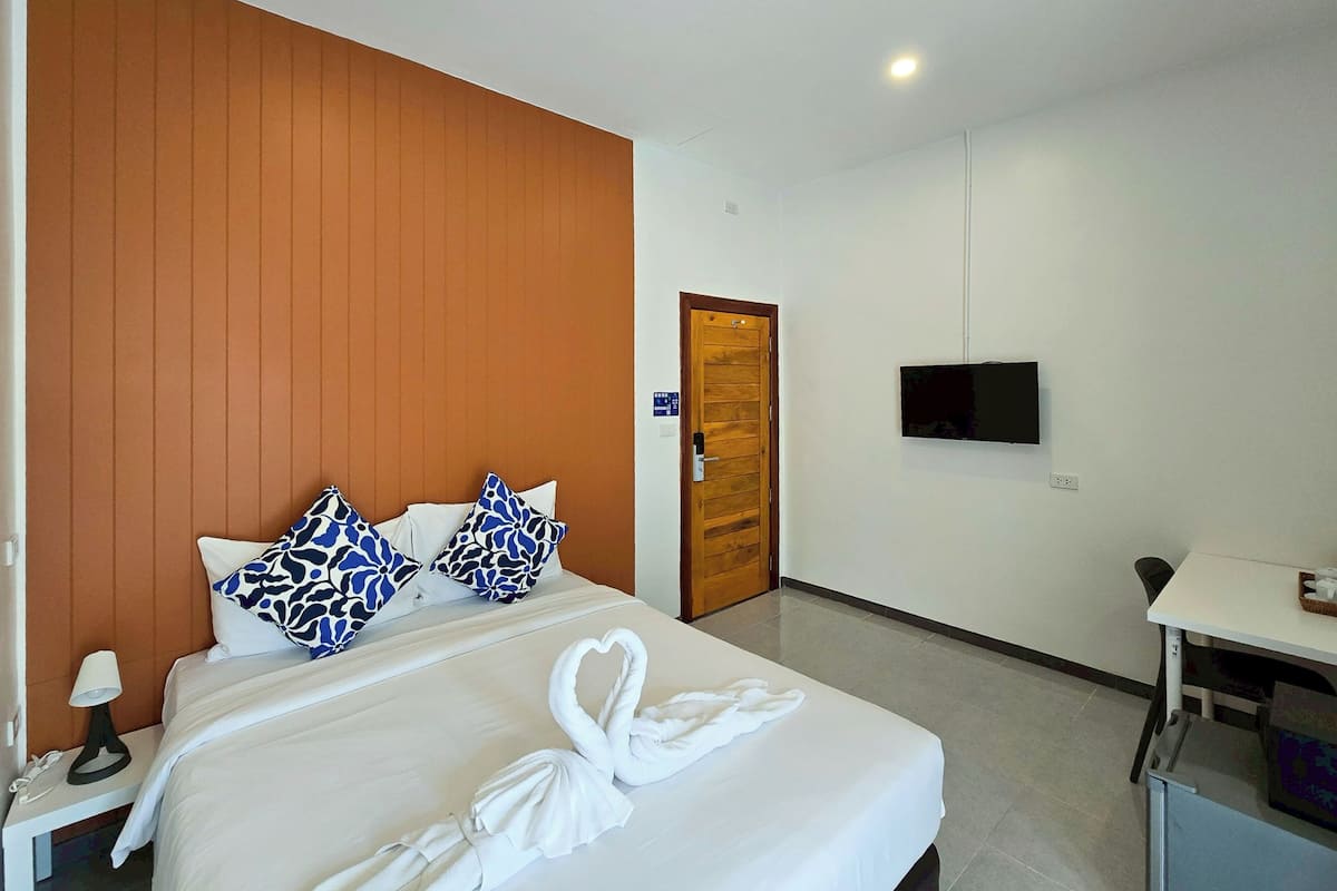 Basic Room - 1st Floor | Brankas, dilengkapi dengan perabotan berbeda-beda, dan Wi-Fi gratis