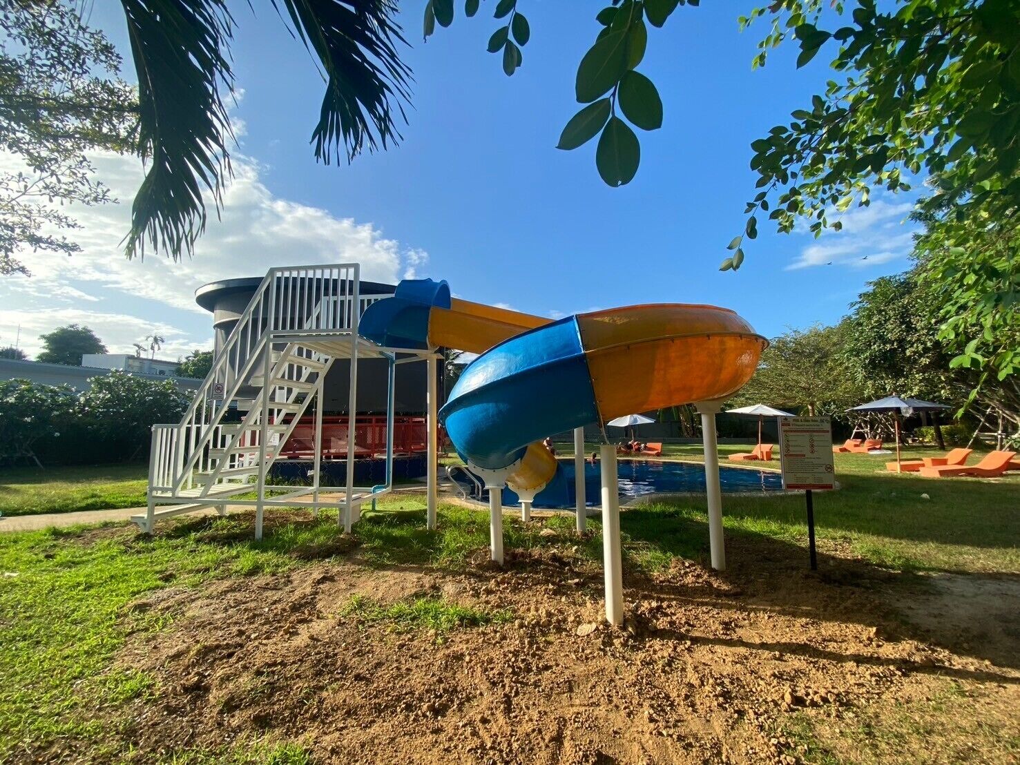 Um parquinho com um escorrega e uma estrutura de escalada.