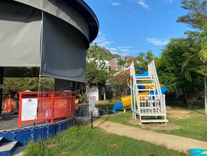 Una piscina al aire libre, tumbonas