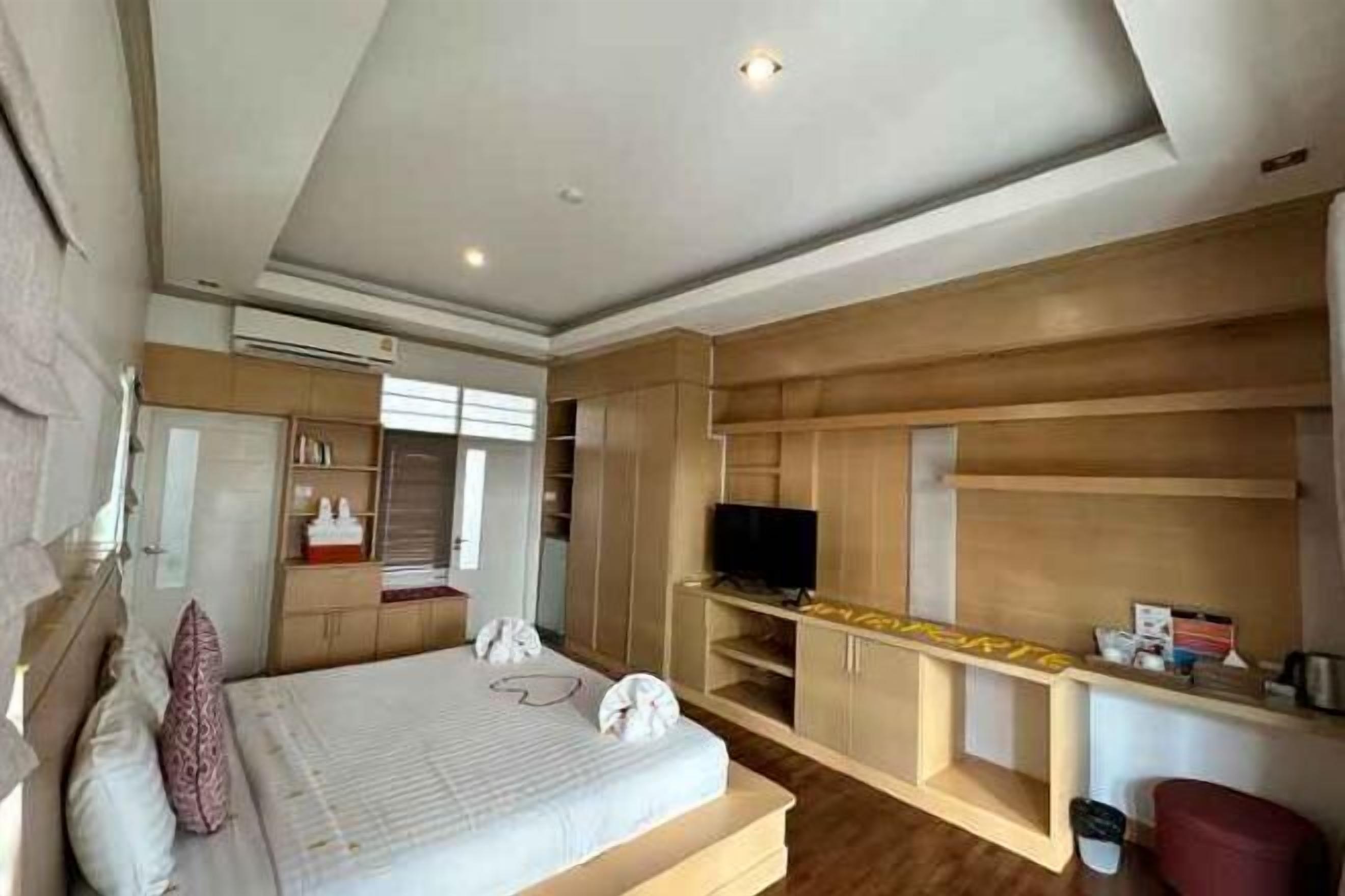 Caja de seguridad en la habitación, muebles diferentes y wifi gratis 