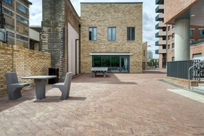 Outdoor dining - New Build Bromley by Bow Studio w/ Concierge, nr Shops, by Blueground (London)