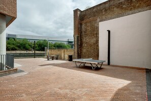 Outdoor dining - New Build Bromley by Bow Studio w/ Concierge, nr Shops, by Blueground (London)
