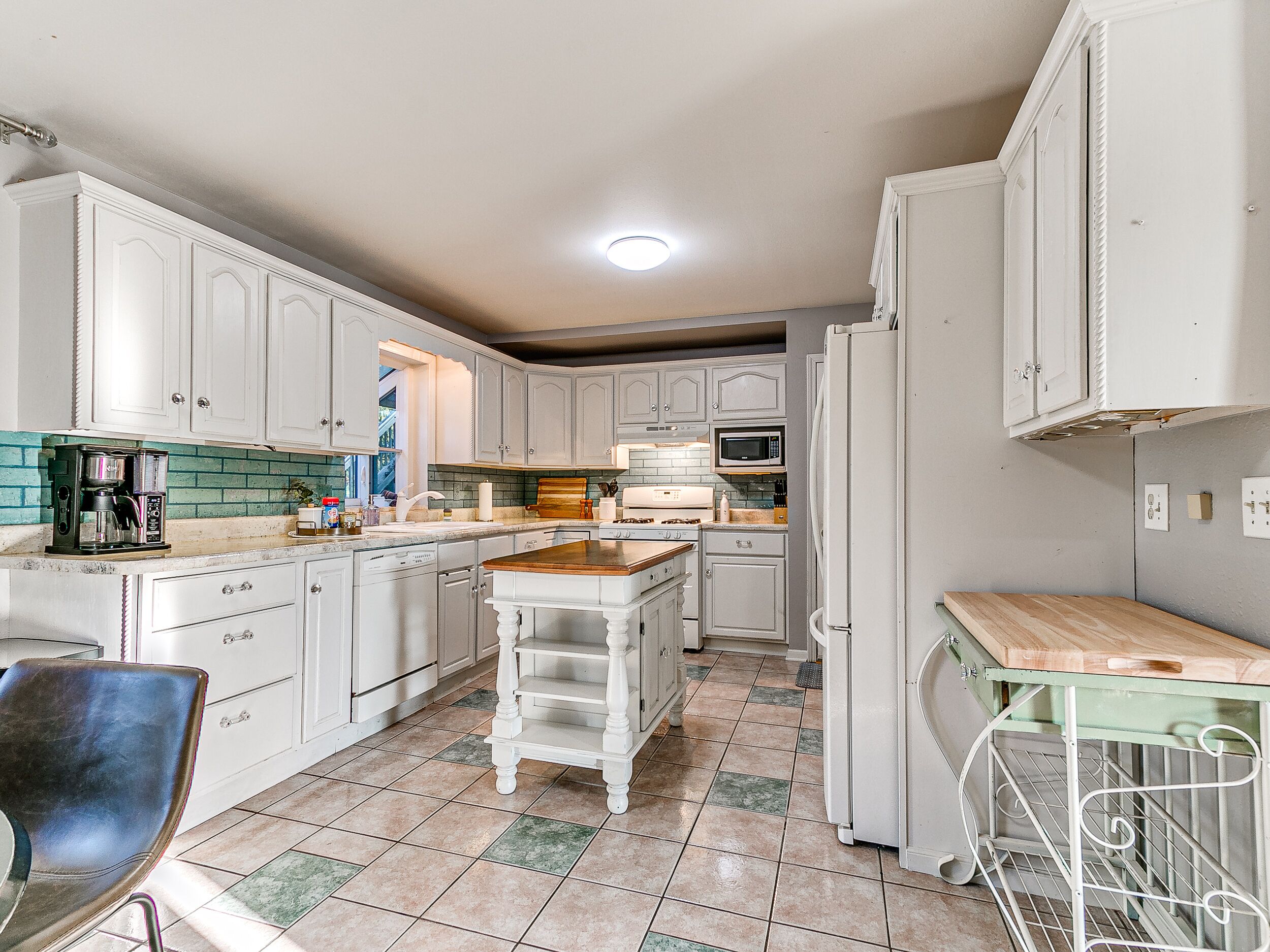 3100+ sq.ft., 6 Bedrooms, HUGE Outdoor Patio!