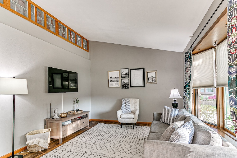 3100+ sq.ft., 6 Bedrooms, HUGE Outdoor Patio!