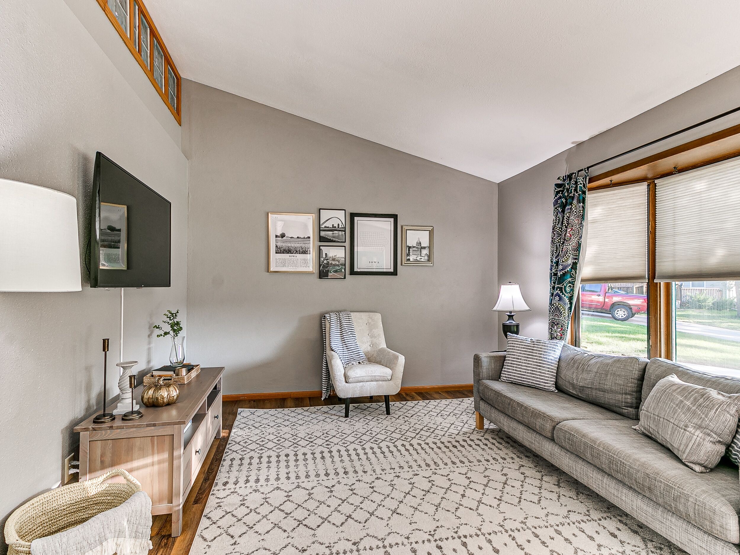 3100+ sq.ft., 6 Bedrooms, HUGE Outdoor Patio!