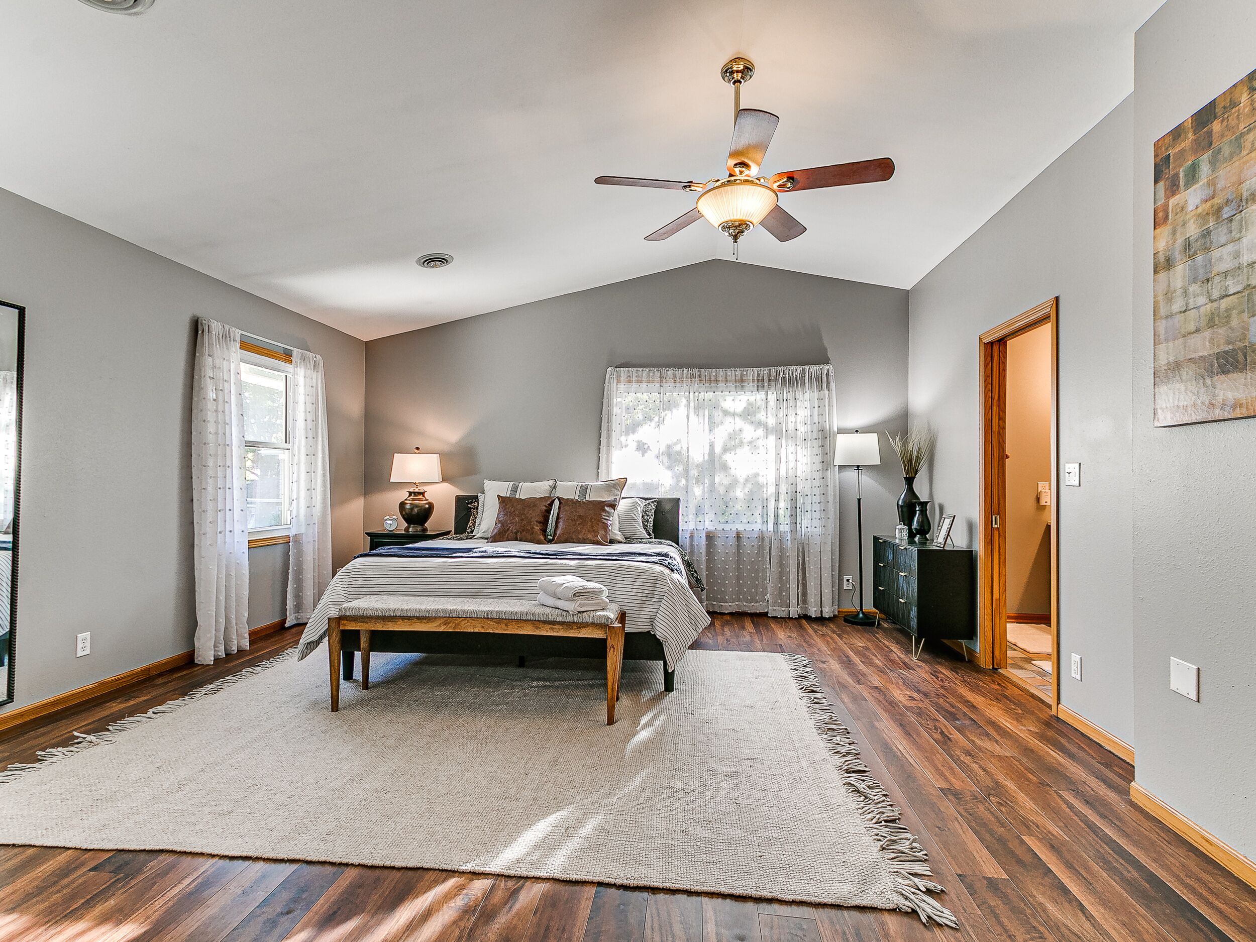 3100+ sq.ft., 6 Bedrooms, HUGE Outdoor Patio!