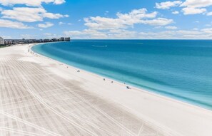 Plage, chaises longues, serviettes de plage