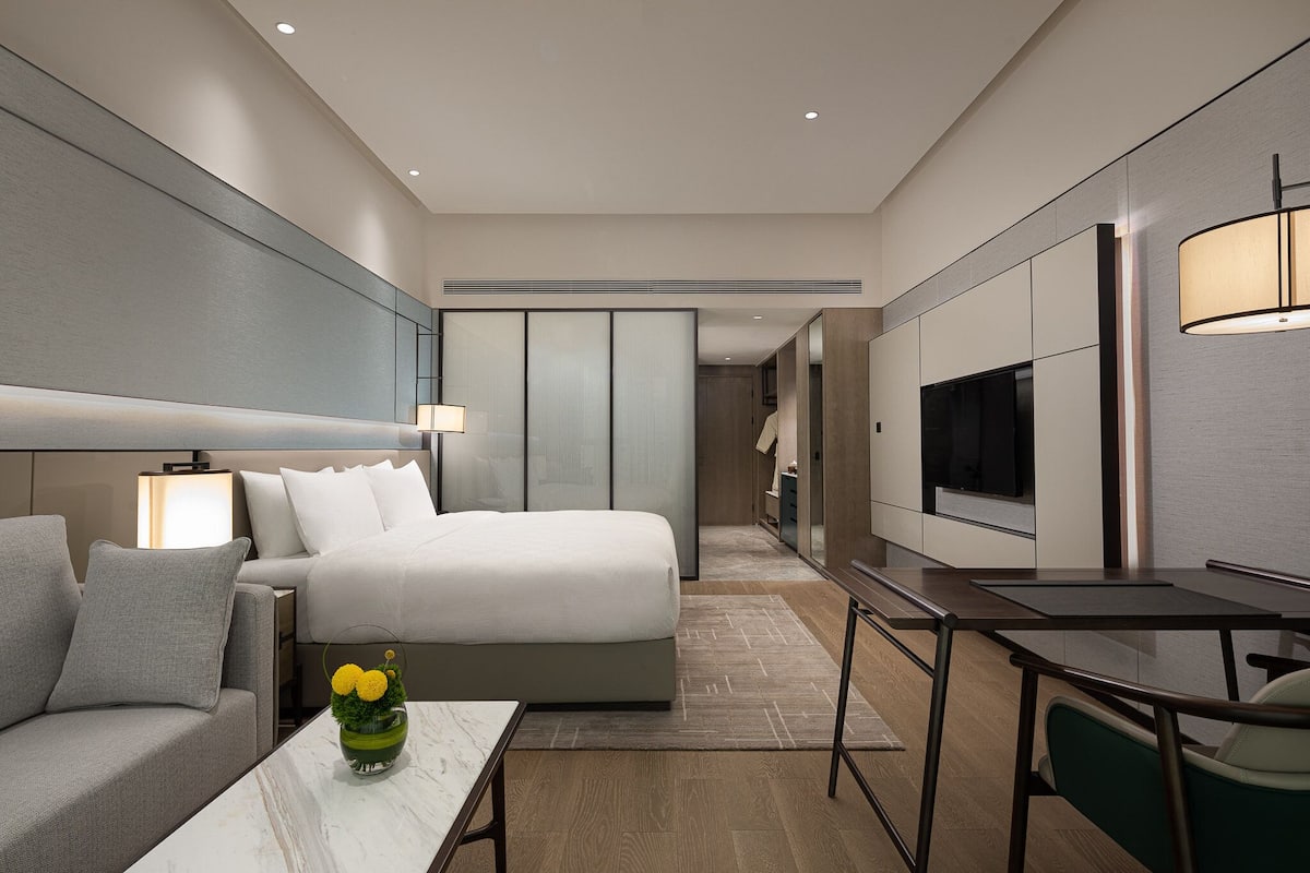Standard Room, 1 King Bed, Club lounge access (High Floor) | 1 bedroom, down duvets, minibar, in-room safe
