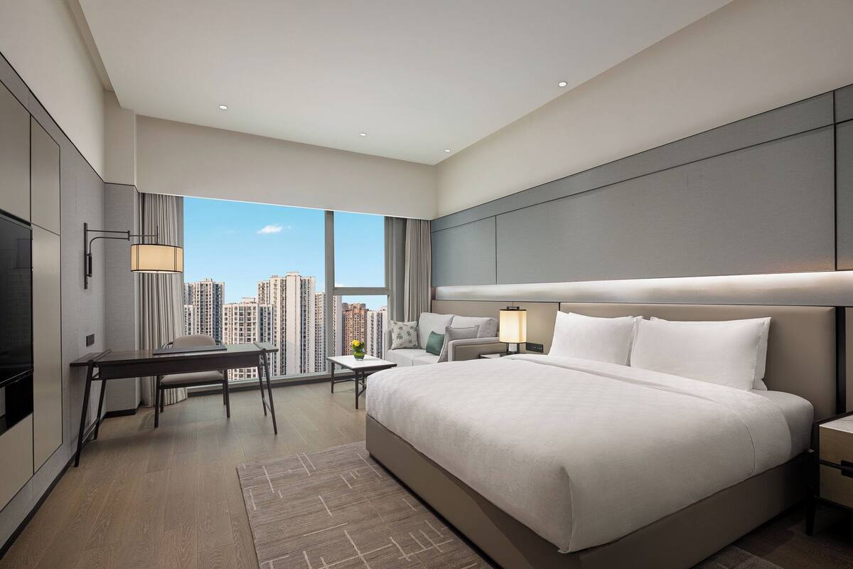 Standard Room, 1 King Bed, Club Lounge Access (High Floor) | Down comforters, minibar, in-room safe, desk