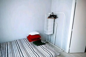 1 habitación, tabla de planchar con plancha, wifi gratis y ropa de cama