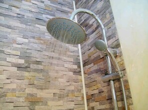 Tina, secadora de cabello, toallas, jabón