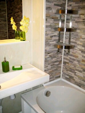 Een bad, een haardroger, handdoeken, zeep