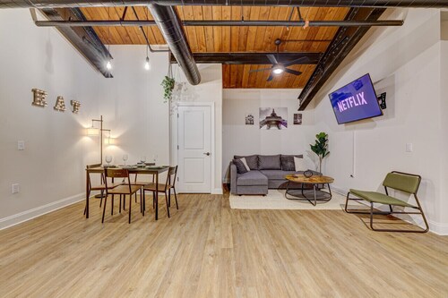 Washington302 · Luxury Industrial Style King SuiteA- Shawnee Mtn!