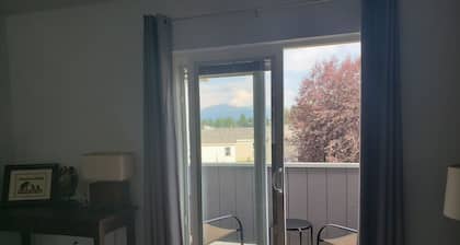 Comfy & Cozy Stay w/ Mountain View Centrally Located 5 to 7 mins from everything