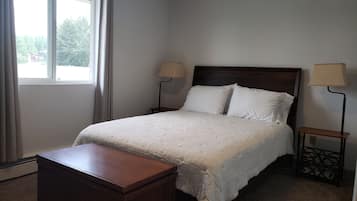 3 bedrooms, desk, iron/ironing board, free WiFi