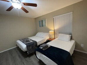3 bedrooms, in-room safe, desk, iron/ironing board - HWY Access|3BR|Free Parking & Coffee| Fast Wi-fi (Dallas)