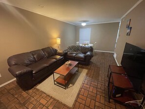 Smart TV - HWY Access|3BR|Free Parking & Coffee| Fast Wi-fi (Dallas)