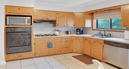 Lounge on Logan | Sleeps 6 | Pet Friendly