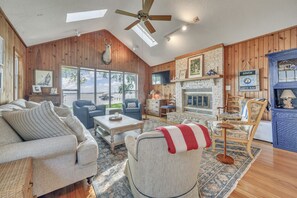 Smart TV, fireplace - North Bay Retreat & Guest House on West Lake Okoboji (Spirit Lake)