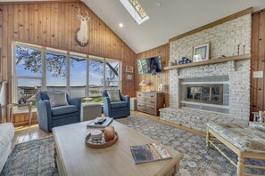 Smart-TV, Kamin, Bücher