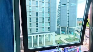 Un edificio moderno con fachada de vidrio y un patio interior.