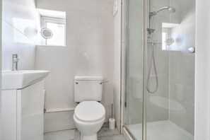 Image 23 - Torquay 3-Bed House, Sleeps 6, Pets Ok & Parking (Torquay)