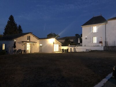Pretty cosy Cottage sleeps 4 in Oradour Fanais,